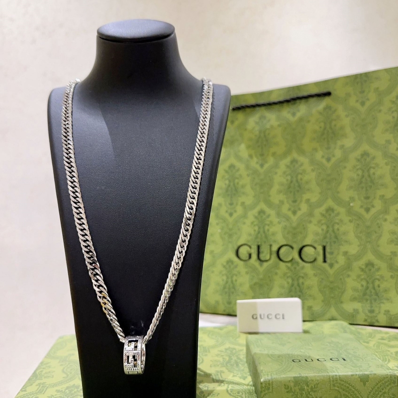 G*u*i necklaces